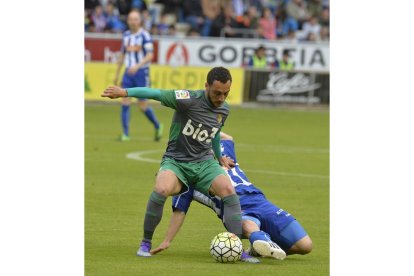 Los jugadores de la Deportiva Ponferradina batallaron hasta el final con el Alavés