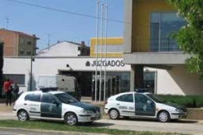 Varias dotaciones de la Guardia Civil, durante un servicio de traslado de un detenido a los jugados