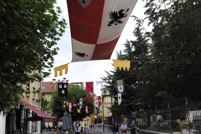 Preparativos del mercado medieval en la zona del Cid.