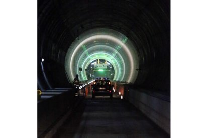 Interior de una de las dos galerías que forman la plataforma ferroviaria de Pajares. RAMIRO