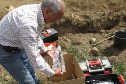 Zona delimitada donde se encuentra los restos de la maestra y el maestro de Burón.