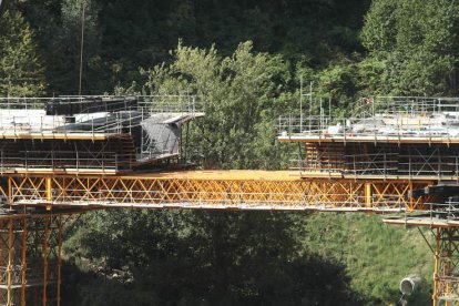 Obras de montaje de los tableros en dirección Madrid, a primeros de septiembre. L. DE LA MATA