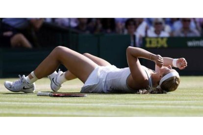 Lisicki celebra, estirada en el césped, el triunfo ante Radwanska.