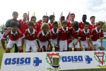 El Benfica posa con el trofeo de campeón al término de la final.