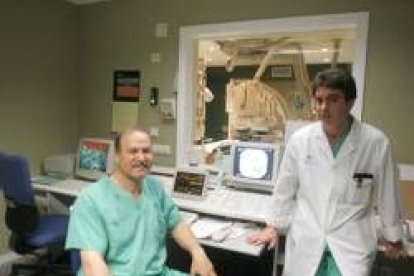 Los doctores Víctor Magadán y Óscar Balboa en las instalaciones de la unidad de Radiología