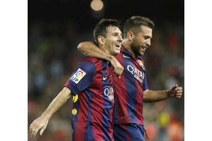 Lionel Messi, a la izquierda, celebra su primer gol ante el Elche con Jordi Alba.