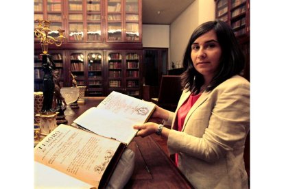 Rebeca Fernández Rodríguez, en la Real Biblioteca con los dos manuscritos.