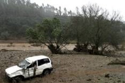 Vehículo en el que viajaban una mujer que falleció en Huelva y otra que continúa desaparecida