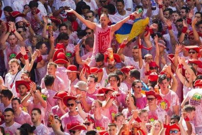 Ambiente festivo durante el chupinazo este mediodía en Pamplona.