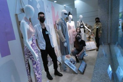 Los cuatro diseñadores de la última hornada de Liper con sus creaciones en el escaparate de El Corte Inglés. DL