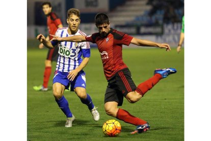 Álvaro Antón, a la izquierda en la imagen, fue el mejor de la Deportiva en el partido de ayer frente al Mirandés.