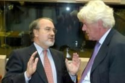 El comisario europeo, Pedro Solbes, con el presidente del Banco Central Europeo, Win Duisemberg