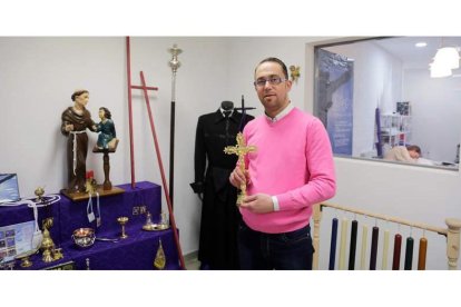 Manuel Jáñez, en un rincón de su nueva tienda.