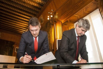 Juan Martínez Majo y Juan Francisco García Marín, ayer durante la firma. F. OTERO PERANDONES