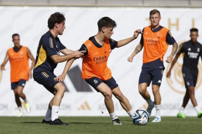 Arda Güler y el defensa Odriozola pelean por el balón, con Toni Kroos muy atento. CARRETERO