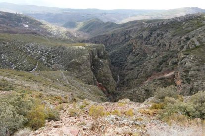 La tirolina, de 200 metros, atravesará esta zona situada a dos kilómetros de Librán.