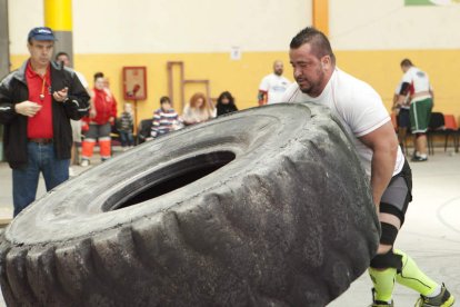 Antonio Bueno, en la última prueba de Boñar, el levantamiento de un neumático de 440 kilos.