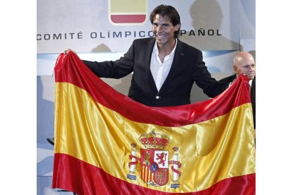 Nadal tras recibir la bandera que portará como abanderado en la inauguraciónb de los Juegos.