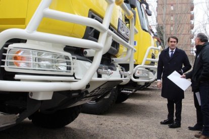 El consejero de Medio Ambiente, Vivienda y Ordenación del Territorio, Juan Carlos Suárez-Quiñones, realiza la entrega de 24 autobombas a los Servicios Territoriales de Medio Ambiente. ICAL