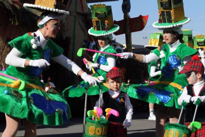 Niños y mayores disfrutaron de un soleado día de Carnaval.