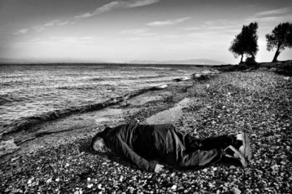 Ai Weiwei tumbado en una playa de Lesbos recreando la muerte del pequeño Aylán.