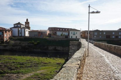 Imagen de Hospital de Órbigo, con la iglesia al fondo. DL