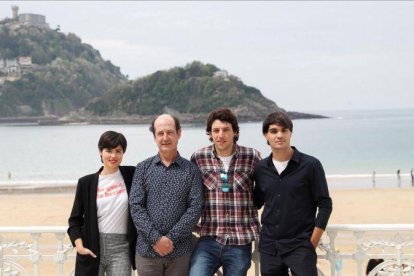 Loreto Mauleon, Mikel Laskurain, Jon Olivares y Eneko Sagardo, protagonistas de Patria, en un descanso del rodaje de la serie en San Sebastián.