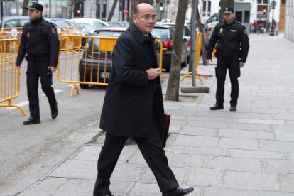 El coronel de la Guardia Civil Diego Pérez de los Cobos a su llegada al Tribunal Supremo. J. J. GUILLÉN