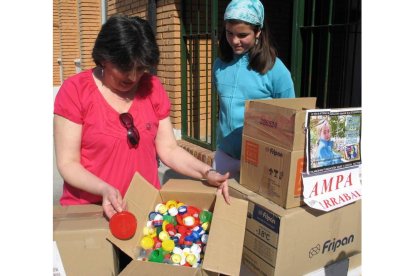 Flor Martínez, ayer con las cajas de tapones en el colegio.