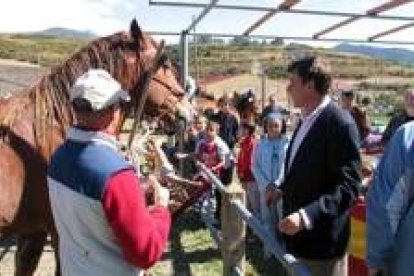 García-Prieto entrega uno de los premios de la feria de Lillo