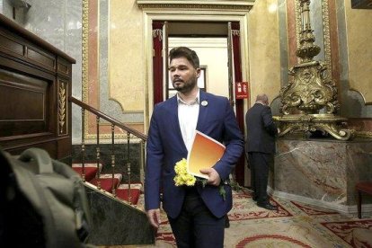 Gabriel Rufián, con unas margaritas amarillas en la primera sesión de la investidura de Pedro Sánchez.