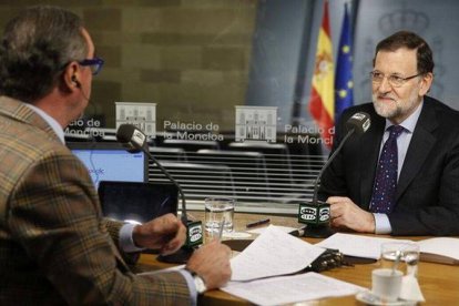 El presidente del Gobierno, Mariano Rajoy, durante la entrevista que ha ofrecido este lunes a Carlos Herrera.