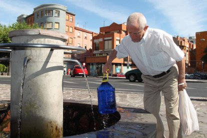 Las colas de ciudadanos con garrafas son una estampa habitual en el caño de la plaza del Espolón.