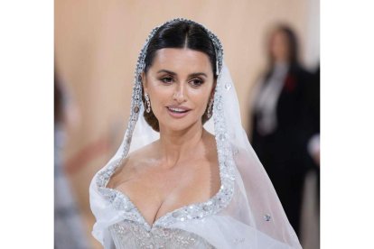 Penélope Cruz con el vestido de inspiración nupcial que lució en la Gala Met. JUSTIN LANE