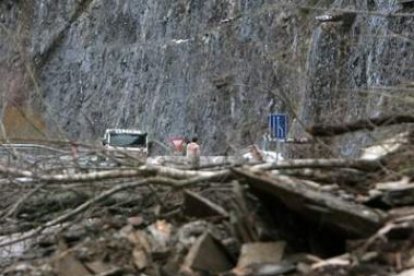 Dos toneladas de piedra y tierra cayeron sobre el vial