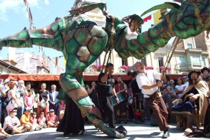 Personas disfrazadas de la época ayer en la plaza mayor de la ciudad.