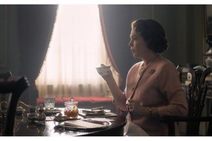 La actriz Olivia Colman, como la reina Isabel II, en la serie de Netflix The Crown.