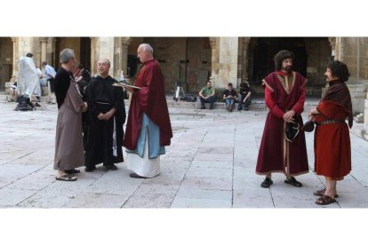 Rodaje en San Isidoro del documental «León, cuna del parlamentarismo», escrito por Juan Pedro Aparicio y dirigido por Álvaro del Amo, en abril del 2010.