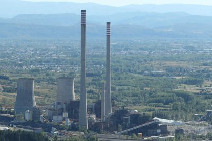 Imagen de la central térmica de Compostilla II en Cubillos del Sil, el pasado mes de junio. L. DE LA MATA