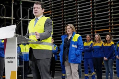 El presidente de la Junta de Castilla y León, Alfonso Fernández Mañueco, visita este martes la Fábrica de Michelín. NACHO GALLEGO