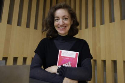 Julia Montejo con su libro ‘Todas esas chicas de zapatos rojos’ ayer en Sierra Pambley. FERNANDO OTERO