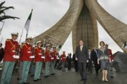 Los Reyes, en una ofrenda floral en el monumento por los mártires de la independencia argelina