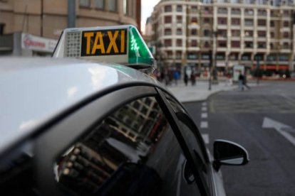 Un taxi por las calles de León. FERNANDO OTERO