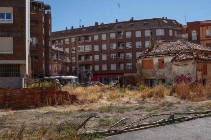 Desde Padre Getino se abrirá la calle, previo derribo de las casas que quedan a la derecha. MIGUEL F. B.