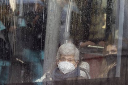 Pasajeros con mascarillas en un autobús urbano. LUIS TEJIDO