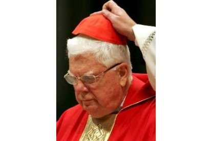 El cardenal estadounidense Bernard Law, arzobispo de Boston