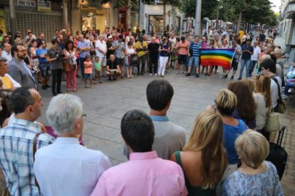 Un centenar de personas concentradas en Mataró para rechazar la homofobia, en una imagen de archivo