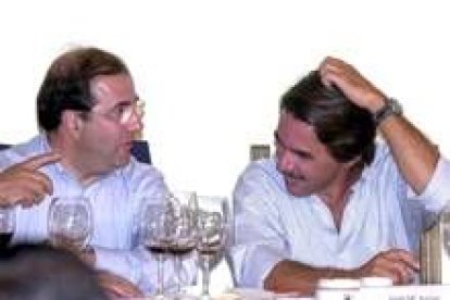 Aznar conversa con el presidente Herrera en la visita del año pasado a Quintanilla de Onésimo