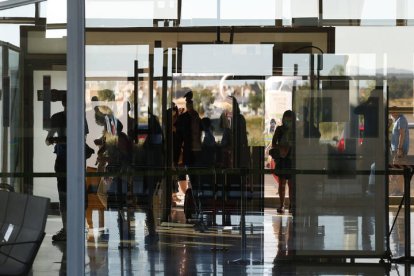 Viajeros en el aeropuerto de León. FERNANDO OTERO