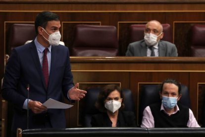 ) El presidente del Gobierno, Pedro Sánchez, la vicepresidenta primera, Carmen Calvo y el vicepresidente segundo, Pablo Iglesias, durante el pleno del Congreso. KIKO HUESCA